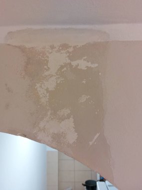 Duvarda küf var. Binanın yenilenmesi, su lekesi fotoğrafı..