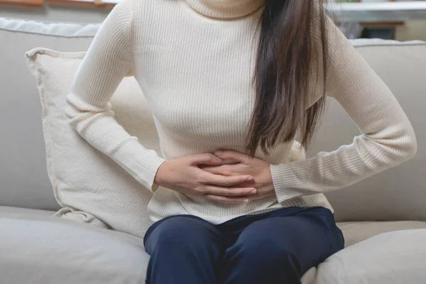 Mujer Joven Agarrándose Estómago Tiene Dolor Abdominal —  Fotos de Stock