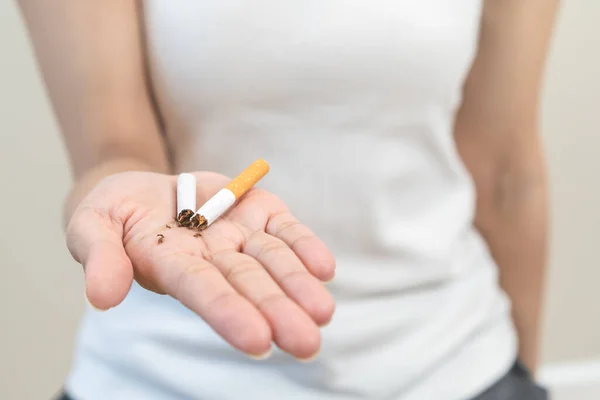 Person Beslut Att Sluta Röka Koncept Person Bryta Cigarett Handen — Stockfoto