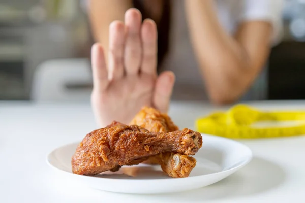 Persona Decir Comer Comida Chatarra Durante Dieta Para Una Buena — Foto de Stock