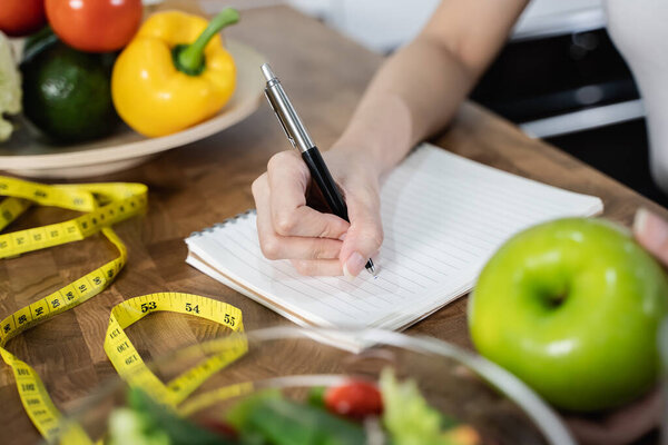 человек принять к сведению вес и подсчет калорий, чтобы съесть в каждый день