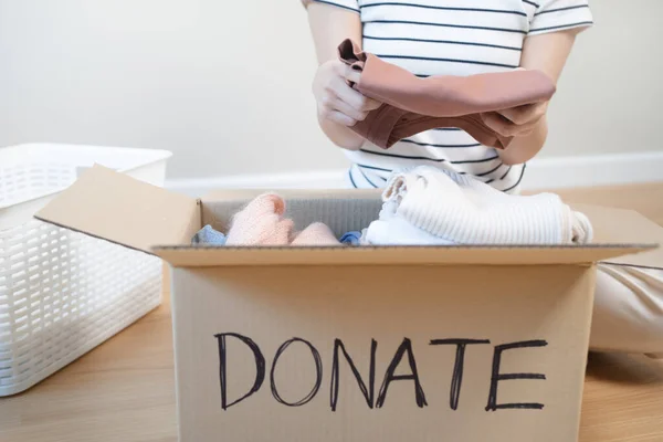 Pessoa Separar Roupas Para Doação Caixas Esperar Para Dar Caridade — Fotografia de Stock