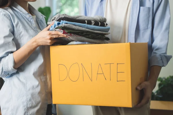 Bağış Kutusunda Kıyafet Hazırlayan Insanlar Diğer Insanlara Vermeye Hazırlanıyorlar — Stok fotoğraf