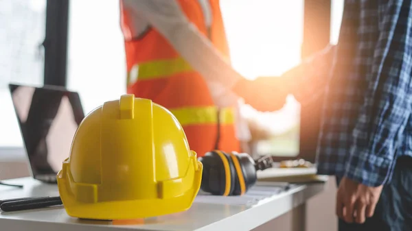 Construction Worker Contractor Client Shaking Hands Team Builder Renovation Site —  Fotos de Stock
