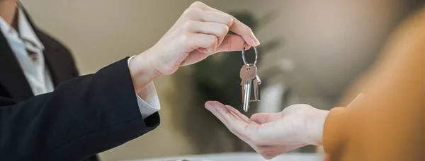 Realtor Agent Giving Key Apartment New Owner Signed Lease Agreement — Foto Stock