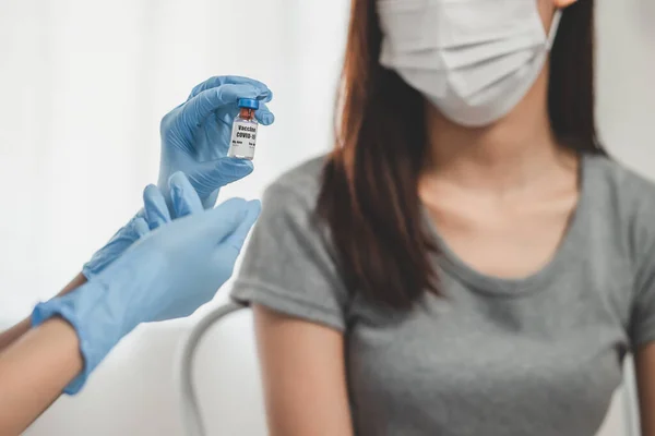 Nsanlar Pandemik Konsepti Önlemek Için Aşı Oluyor Tıbbi Maske Takan — Stok fotoğraf