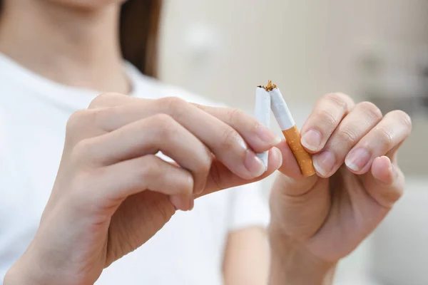 Gros Plan Mains Personne Refusant Fumer Cigarette — Photo