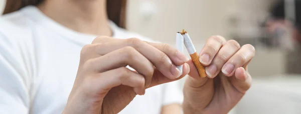 Närbild Händer Person Som Vägrar Att Röka Cigarett — Stockfoto