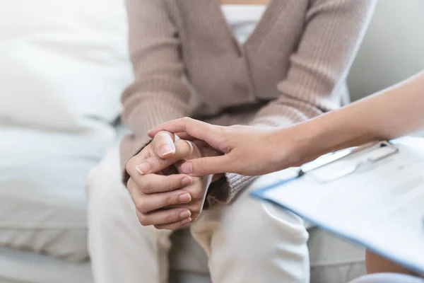 Psycholoog Aanraken Handen Stimuleren Gestresste Vrouw Hebben Door Geestelijke Gezondheidsprobleem — Stockfoto