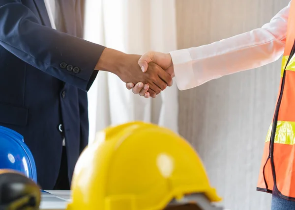 Construction Worker Contractor Client Shaking Hands Team Builder Renovation Site —  Fotos de Stock