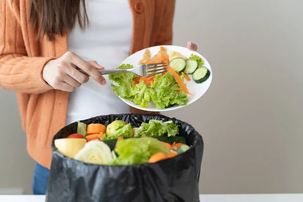 Pessoas Colocam Bio Lixo Resíduos Alimentares Casas Domésticas Para Caixas — Fotografia de Stock