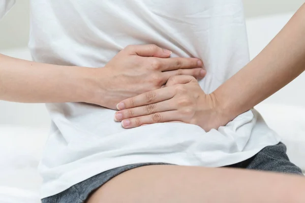 Persona Que Siente Dolor Estómago Menstruación Cama —  Fotos de Stock