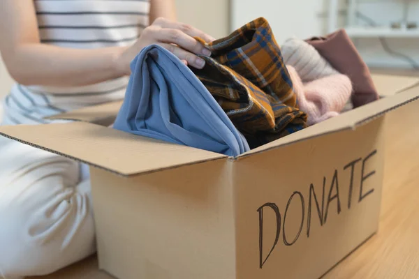 Bağış Yapmak Için Kıyafetleri Kutulara Ayırır Gönüllü Olarak Bağışlamak Için — Stok fotoğraf