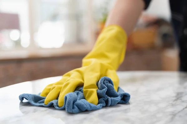 Mulher Limpando Superfície Mesa Com Toalha Spray Detergente — Fotografia de Stock