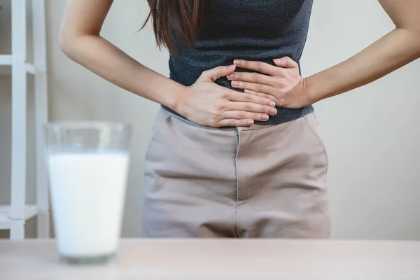Koncepcja Nietolerancji Laktozy Kobieta Bóle Brzucha Ponieważ Pije Mleko — Zdjęcie stockowe