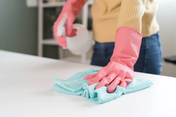 Trabalhador Serviço Empregada Doméstica Feminino Feliz Limpando Superfície Mesa Por — Fotografia de Stock
