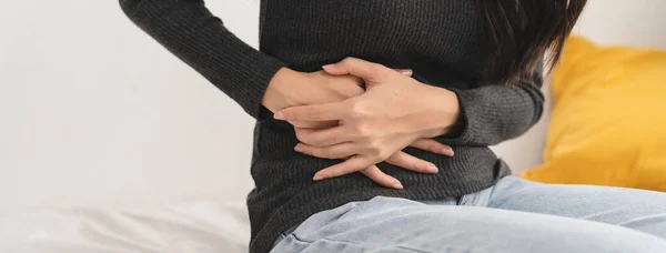 Zbliżenie Kobieta Cierpi Ból Brzucha Powodu Zatrucia Pokarmowego — Zdjęcie stockowe