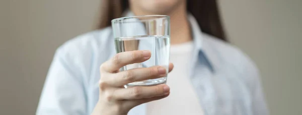 Concepto Agua Dulce Limpia Mujer Beber Agua Mineral Por Mañana —  Fotos de Stock