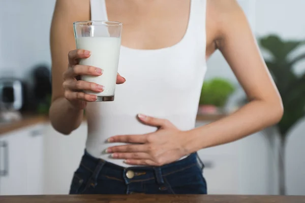 Conceito Intolerância Lactose Mulher Segurando Copo Leite Com Dor Estômago — Fotografia de Stock