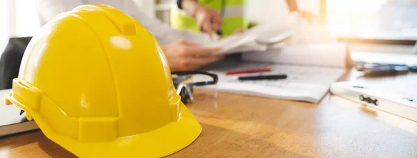 Close Yellow Safety Helmet Table Contractor Customer Shaking Hands Confirm —  Fotos de Stock