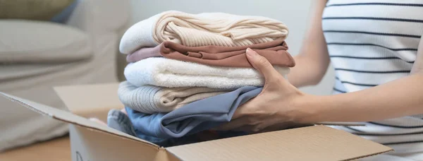 Bağış Yapmak Için Kıyafetleri Kutulara Ayırır Gönüllü Olarak Bağışlamak Için — Stok fotoğraf