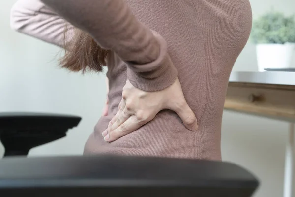 Síndrome Oficina Mujer Con Síntomas Dolor Espalda Durante Trabajo Consultorio —  Fotos de Stock