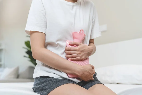 Persona Que Siente Dolor Estómago Menstruación Cama —  Fotos de Stock