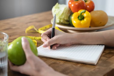 person take note of weight and counting of calories to eat in each day