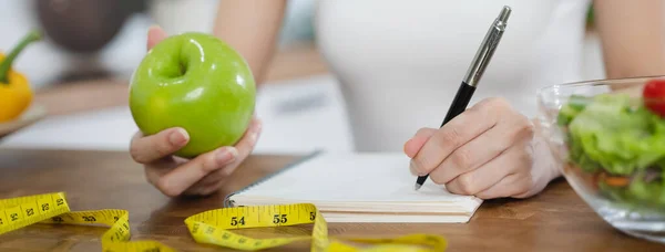 Person Take Note Weight Counting Calories Eat Each Day — Foto Stock