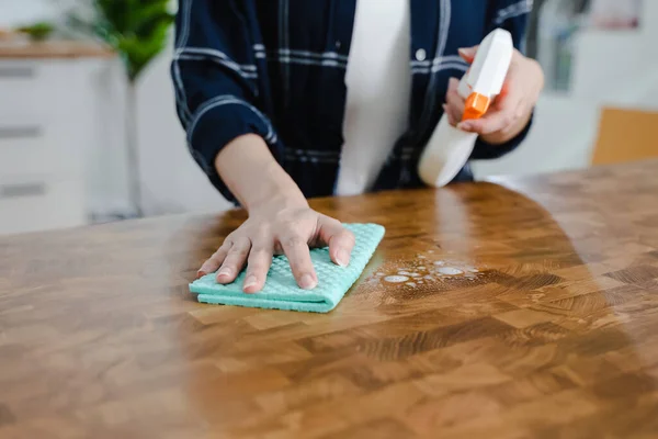 Housewife Cleaning Wooden Table Cloth Cleaning Solution — Foto Stock
