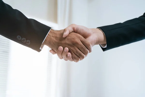 Two Business People Shaking Hands Contract Done — ストック写真