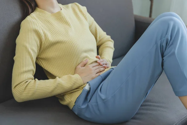 Mujer Joven Agarrándose Estómago Tiene Dolor Abdominal —  Fotos de Stock
