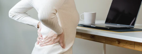 Síndrome Oficina Mujer Con Síntomas Dolor Espalda Durante Trabajo Consultorio —  Fotos de Stock