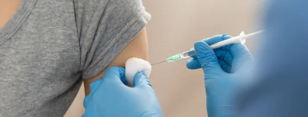Menschen Lassen Sich Impfen Eine Pandemie Verhindern Frau Mit Medizinischer — Stockfoto