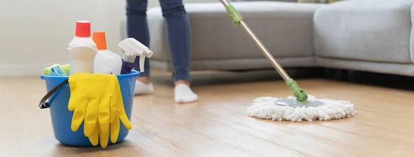 Mulher Feliz Empregada Doméstica Serviço Trabalhador Esfregando Sala Estar Chão — Fotografia de Stock