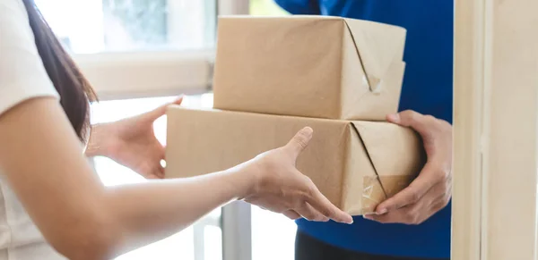 Paket Kutusunu Evdeki Kuryeden Alan Müşterinin Ellerini Kapat — Stok fotoğraf