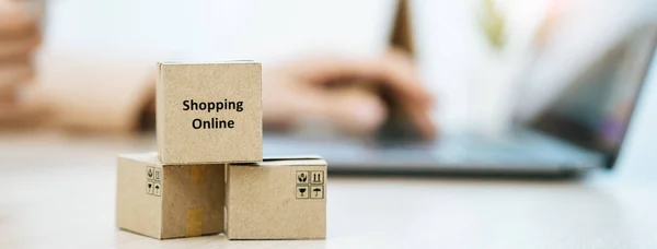 Nternet Alışverişi Ticaret Konsepti Dizüstü Bilgisayardaki Paket Kutu Ürün Çevrimiçi — Stok fotoğraf