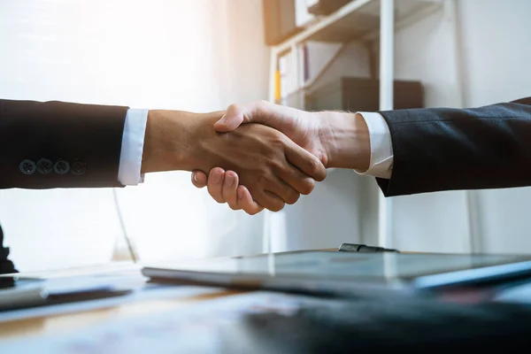 Client Banker Shaking Hands Meeting Table Business Investment Budget Done — Stockfoto