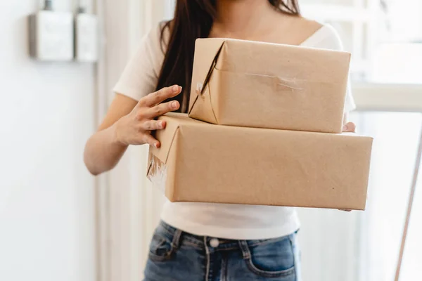 Happy Woman Got Goods Package Online Store — Stock Photo, Image