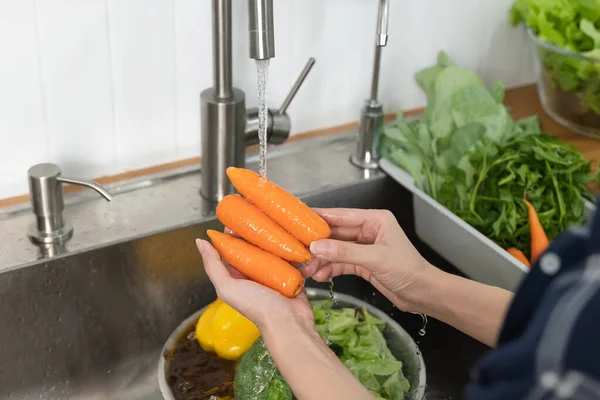 Close Hands People Washing Vegetables Tap Water Sink Kitchen Clean — Stock Photo, Image