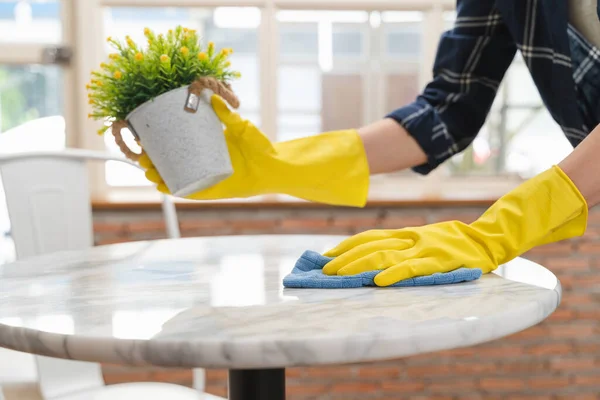 Mulher Limpando Superfície Mesa Com Toalha Spray Detergente — Fotografia de Stock