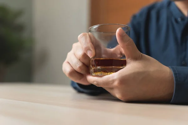 Hand Hand Mit Einem Glas Whisky — Stockfoto