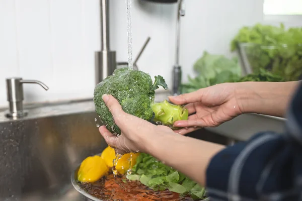Close Hands People Washing Vegetables Tap Water Sink Kitchen Clean — Zdjęcie stockowe