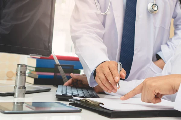 Expertise Cancer Doctor Advising Doctor Cure Patient Office — Stock Photo, Image