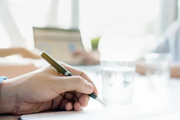 Close Hand Writing Note Meeting — Stockfoto