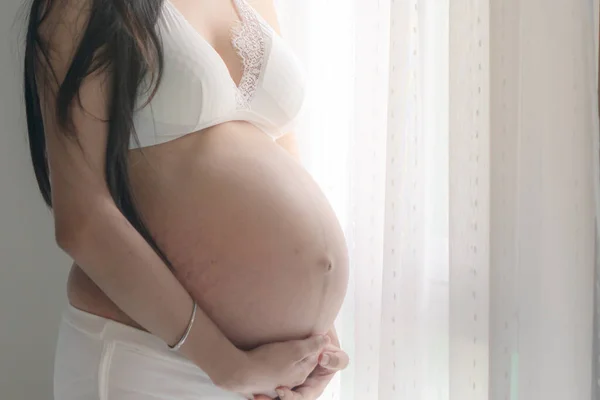 Беременная Женщина Белом Нижнем Белье Прикасается Животу Руками Ожидание Ребенка — стоковое фото