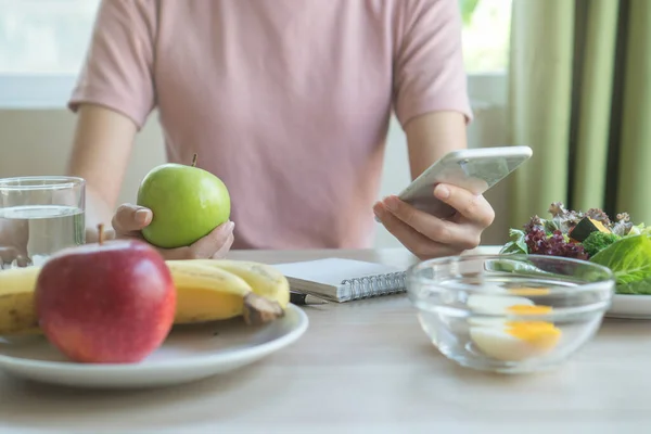 Dieting Calories Control Wellness Woman Using Smartphone Calculate Calories Food — Stock Photo, Image
