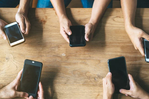 Skupina Přátel Kteří Spolu Hrají Aplikace Mobilním Telefonu Online Ruce — Stock fotografie