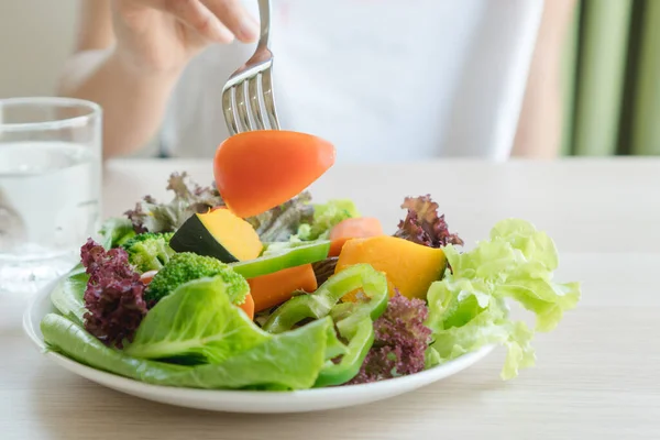 为饮食人士提供的食物菜单 饮食期间在沙拉盘中吃各种蔬菜的妇女 — 图库照片