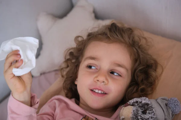 Chora Dziewczyna Wycierająca Nos Chusteczką Leżącą Łóżku Wirus Sezonowy Przeziębienie — Zdjęcie stockowe